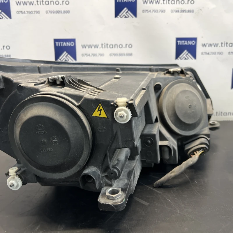 Far stanga xenon / Volkswagen Tiguan 5N facelift 2012 / Caroserie, oglinzi si faruri