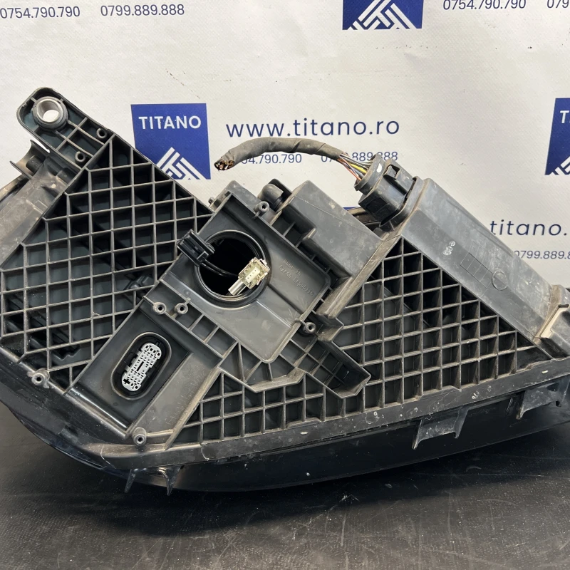 Far stanga xenon / Volkswagen Tiguan 5N facelift 2012 / Caroserie, oglinzi si faruri