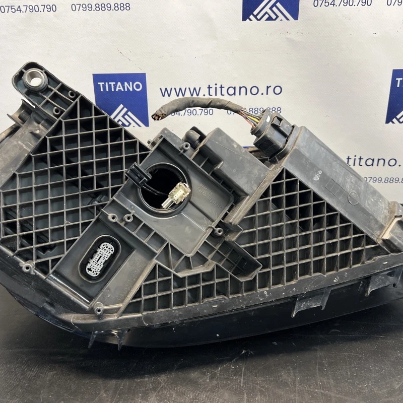 Far stanga xenon / Volkswagen Tiguan 5N facelift 2012 / Caroserie, oglinzi si faruri