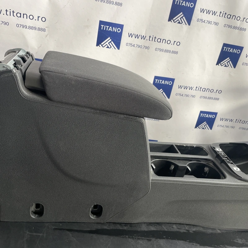 Cotiera centrala / Volkswagen Tiguan 5N facelift 2012 / Interior