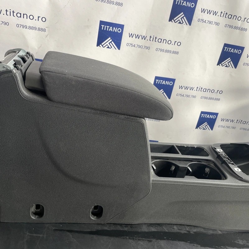 Cotiera centrala / Volkswagen Tiguan 5N facelift 2012 / Interior