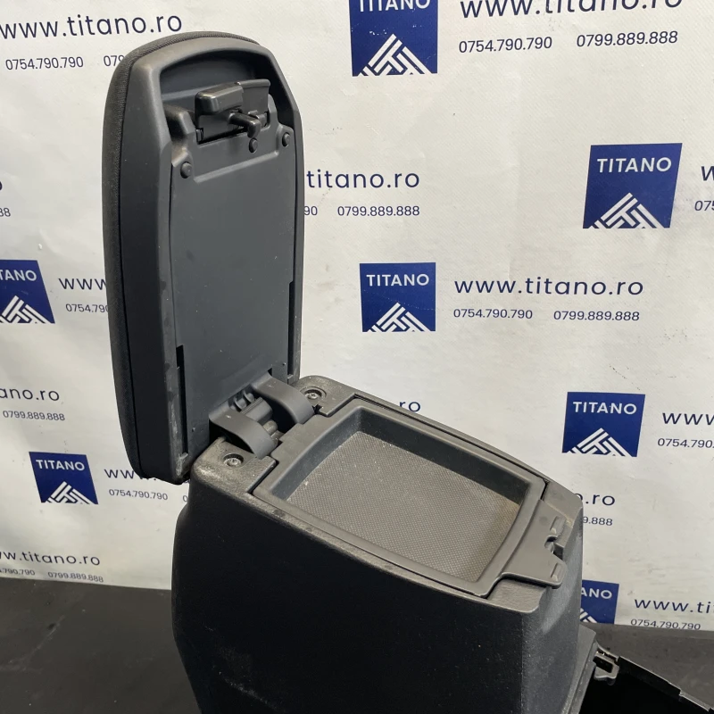 Cotiera centrala / Toyota Auris E180 2014 / Interior