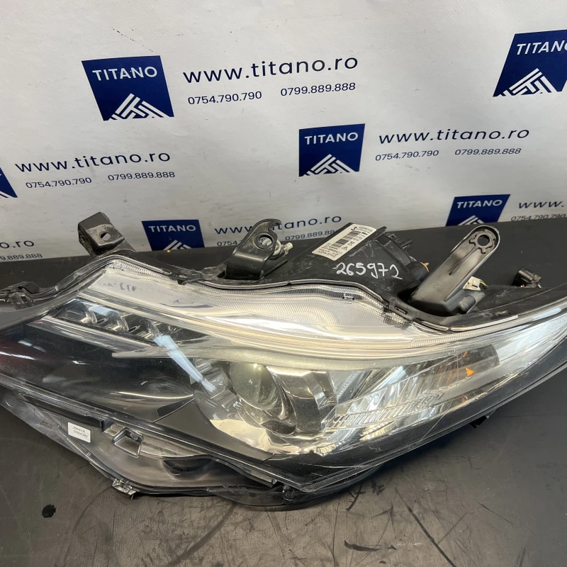 Far stanga xenon / Toyota Auris E180 2014 / Caroserie, oglinzi si faruri