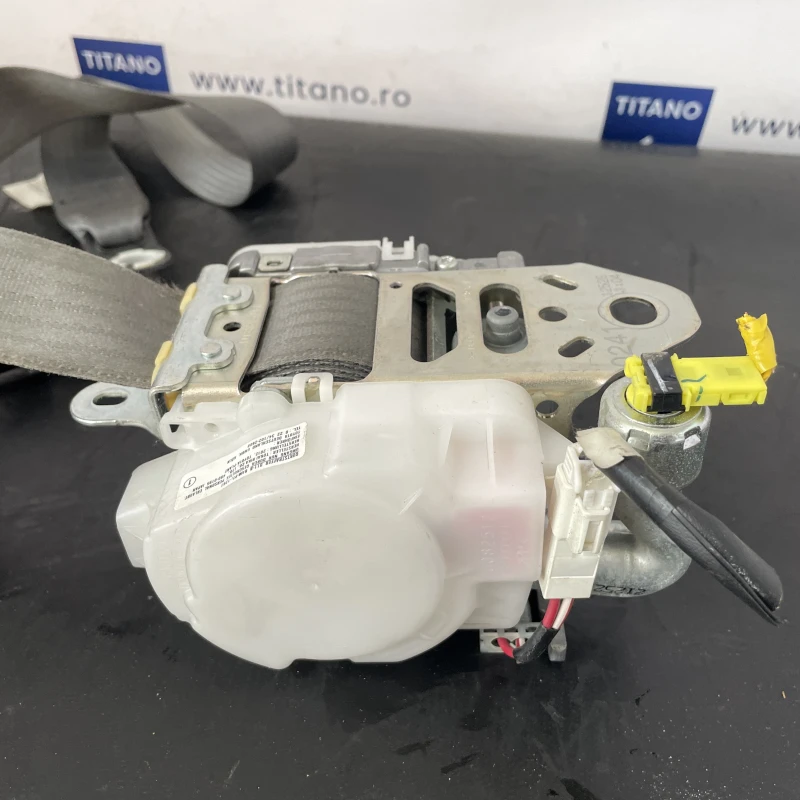 Centura dreapta fata / Toyota Prius Prius 3 2012 / Interior