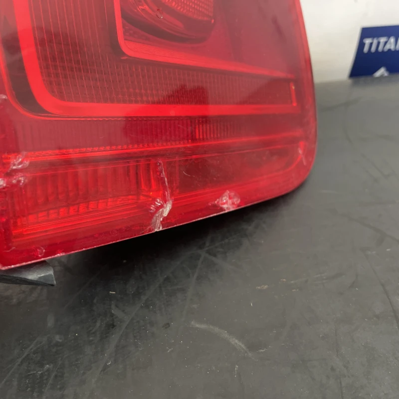 Stop stanga haion / Volkswagen Tiguan 5N facelift 2012 / Caroserie, oglinzi si faruri
