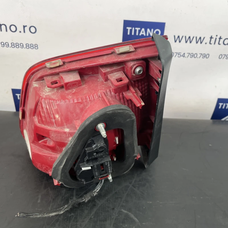 Stop stanga haion / Volkswagen Tiguan 5N facelift 2012 / Caroserie, oglinzi si faruri