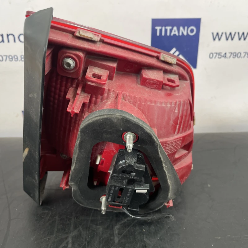 Stop dreapta haion / Volkswagen Tiguan 5N facelift 2012 / Caroserie, oglinzi si faruri