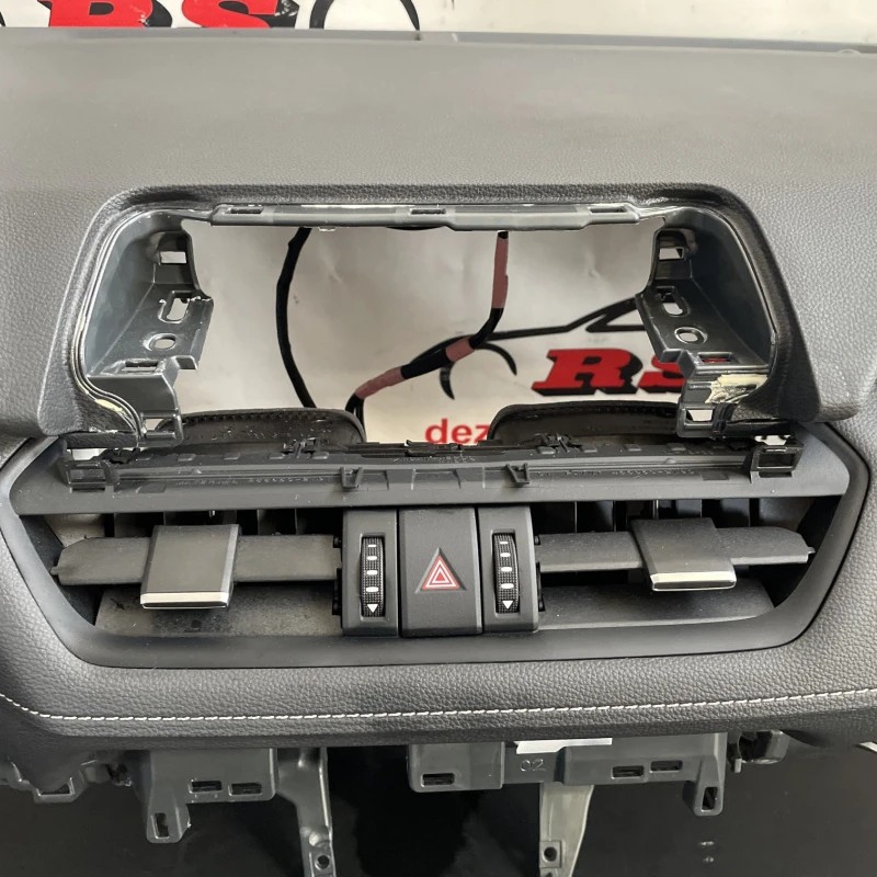 Plansa bord / Toyota Rav4 XA40 2024 / Interior