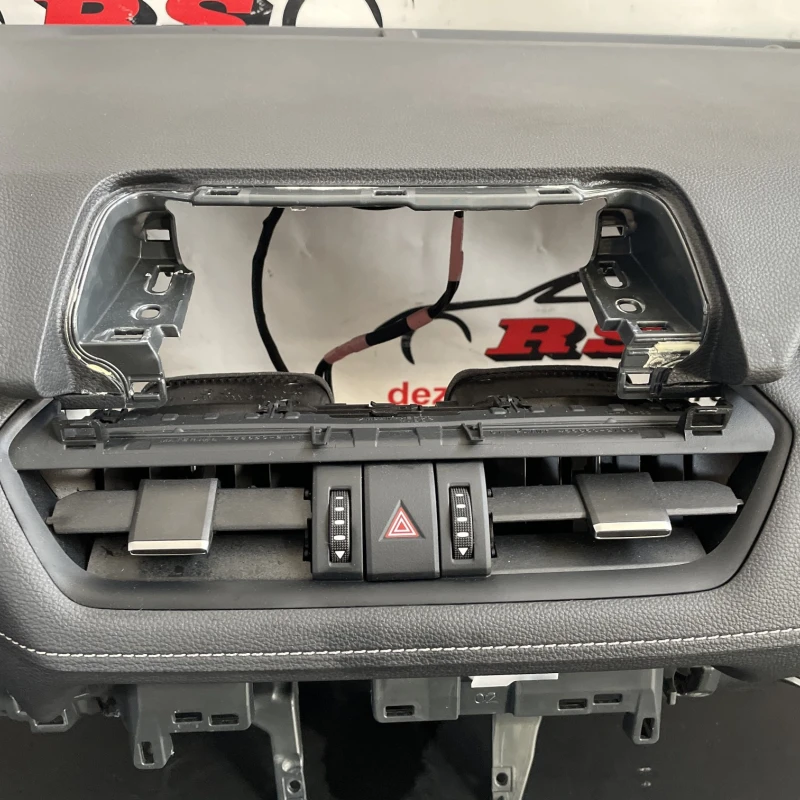 Plansa bord / Toyota Rav4 XA40 2024 / Interior
