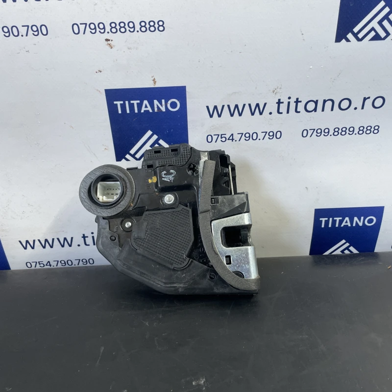 Iala broasca usa stanga spate / Toyota Auris E180 2014 / Caroserie, oglinzi si faruri