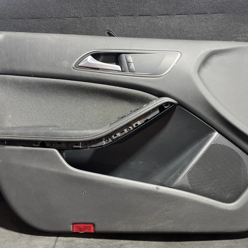 Panou tapiterie usa stanga fata Mercedes-Benz 