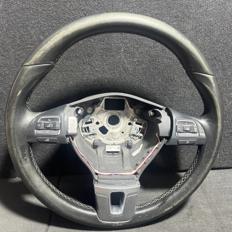 Comenzi volan / Volkswagen Passat B7 2012 / Interior