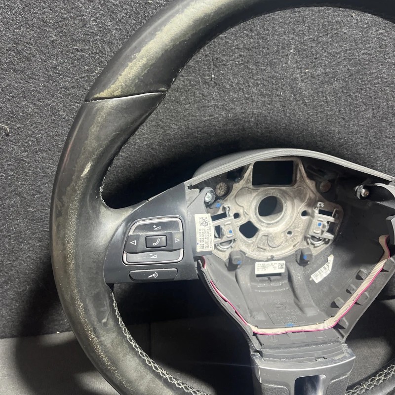 Comenzi volan / Volkswagen Passat B7 2012 / Interior