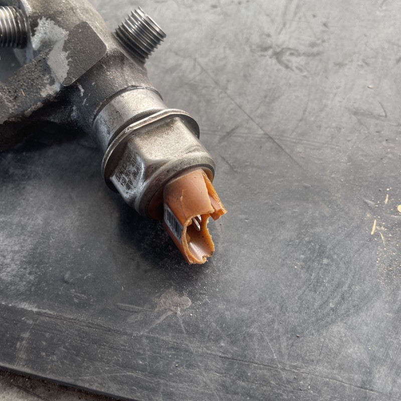 Rampa injectoare cu senzor / Volkswagen Amarok Amarok 2013 / Motor, racire si evacuare