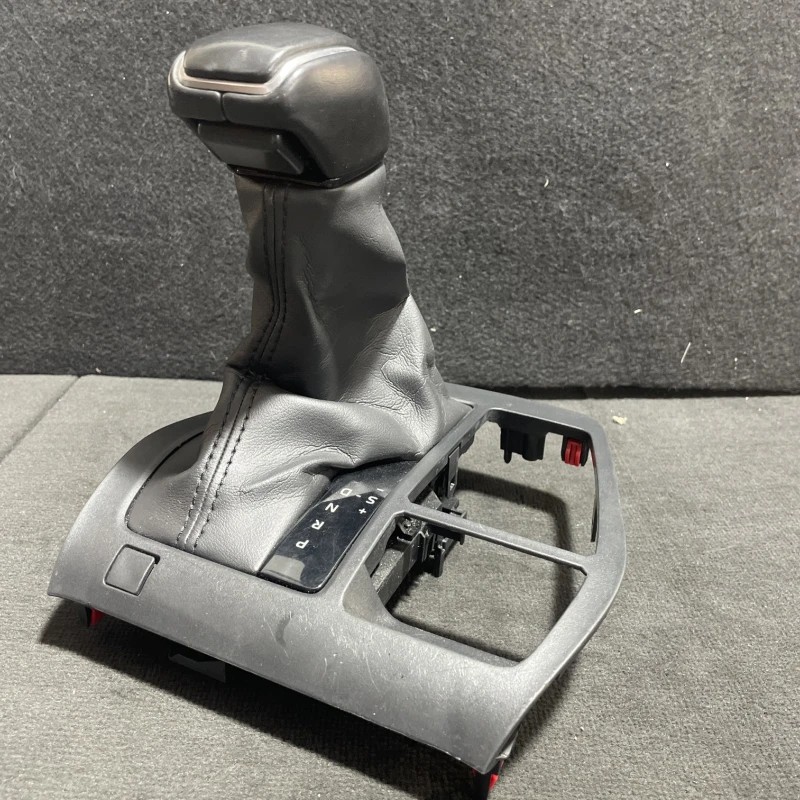 Nuca schimbator / Toyota Rav4 XA40 2020 / Interior