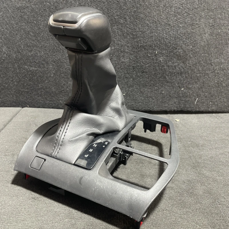 Nuca schimbator / Toyota Rav4 XA40 2020 / Interior