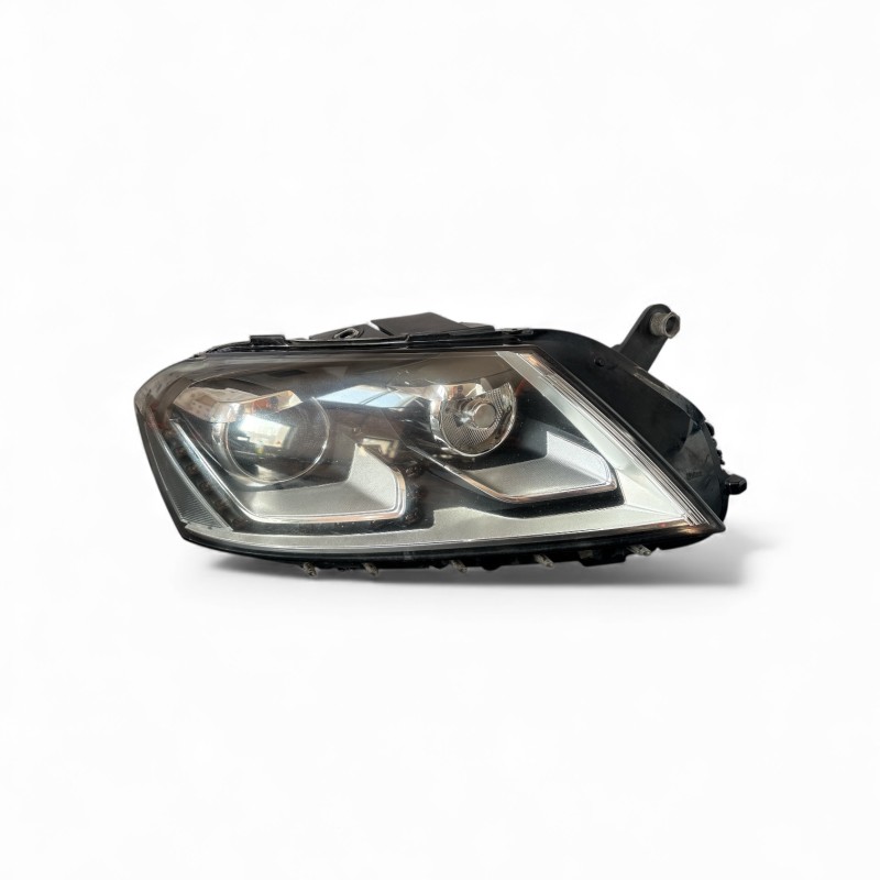 Far dreapta xenon / Volkswagen Passat B7 2012 / Caroserie, oglinzi si faruri