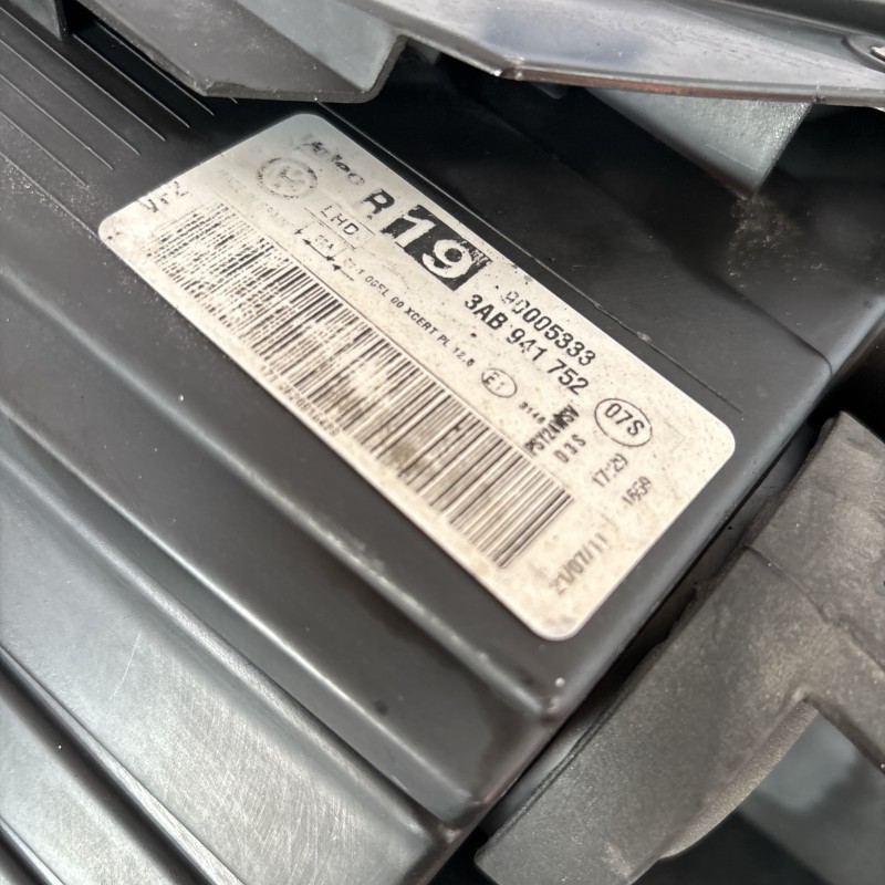 Far dreapta xenon / Volkswagen Passat B7 2012 / Caroserie, oglinzi si faruri