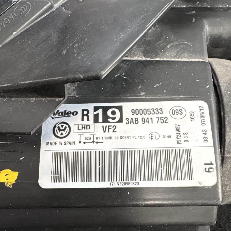 Far dreapta xenon / Volkswagen Passat B7 Alltrack 2013 / Caroserie, oglinzi si faruri