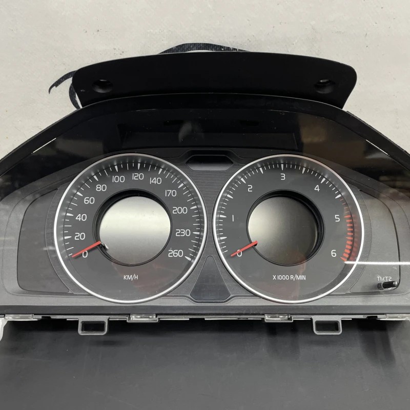 Ceas bord / Volvo XC60 D4 2019 / Audio si electronice