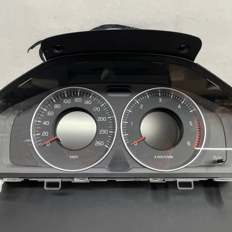 Ceas bord / Volvo XC60 D4 2019 / Audio si electronice