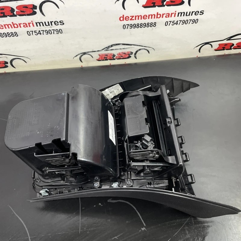 Plastic consola centrala / Mercedes-Benz A Class W176 2012 / Interior