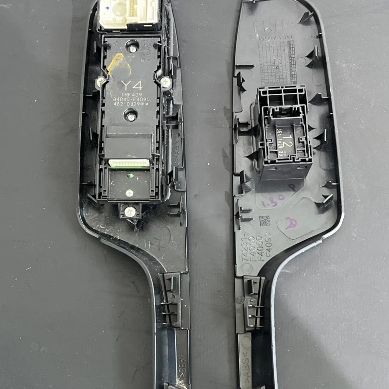 Butoane comada geamuri / Toyota CHR CHR 2022 / Interior