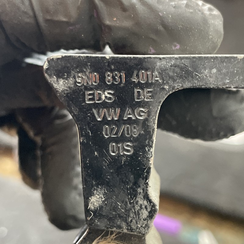 Balamale usa stanga fata / Volkswagen Tiguan 5N 2009 / Caroserie, oglinzi si faruri