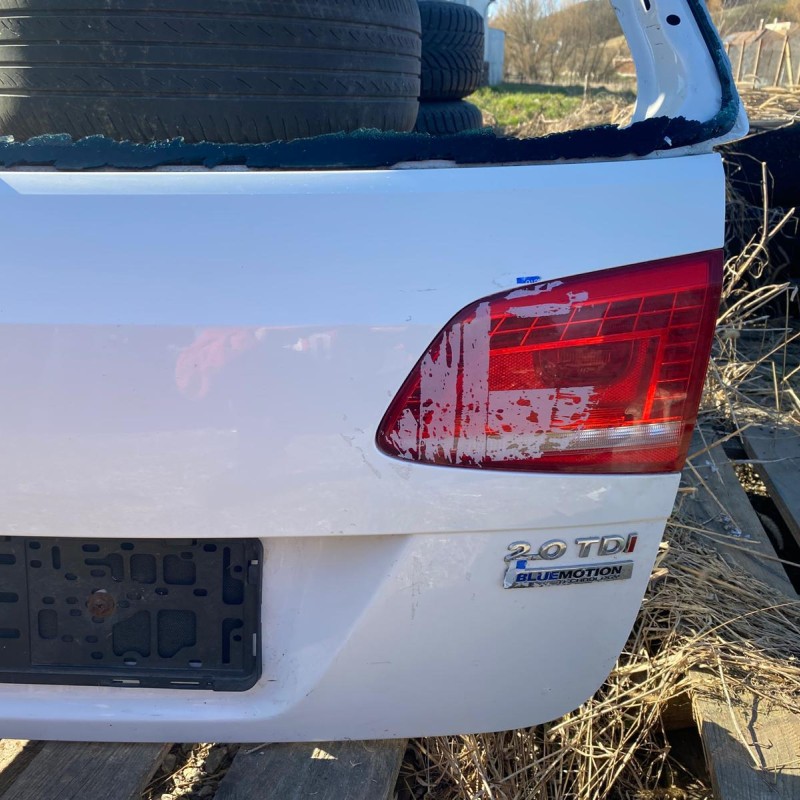 Haion / Volkswagen Passat B7 2012 / Caroserie, oglinzi si faruri