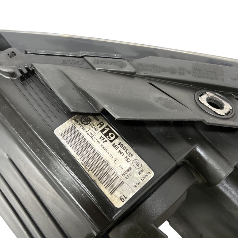 Far dreapta xenon / Volkswagen Passat B7 2014 / Caroserie, oglinzi si faruri