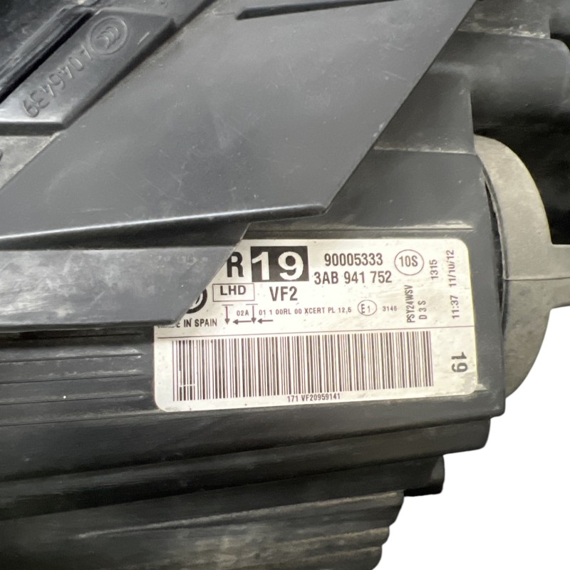 Far dreapta xenon / Volkswagen Passat B7 2013 / Caroserie, oglinzi si faruri