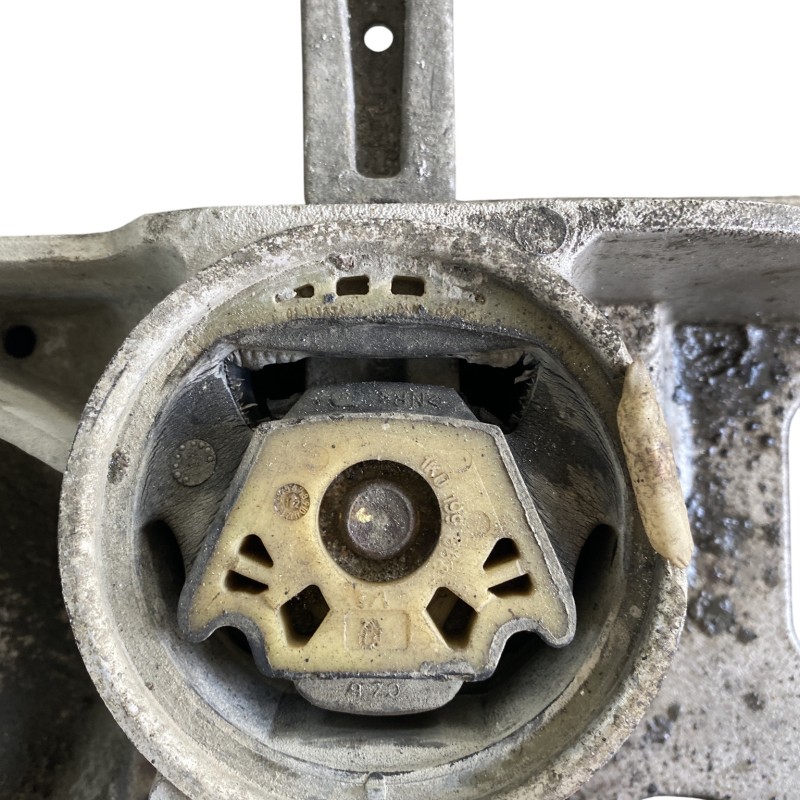 Punte fata jug suport motor / Volkswagen Passat B7 2013 / Directie si suspensie