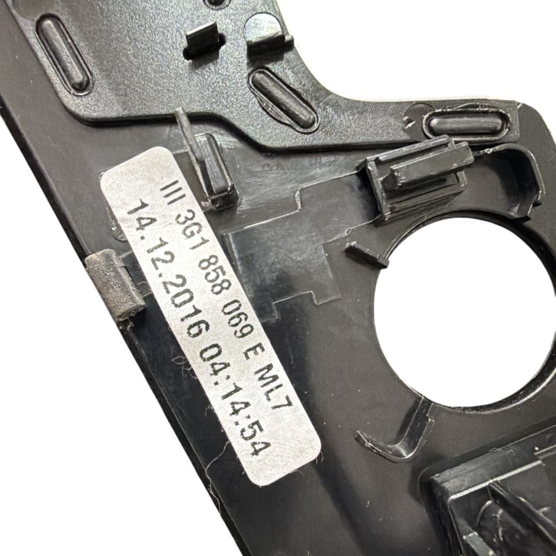 Ornament trim bord / Volkswagen Passat B8 2017 / Interior