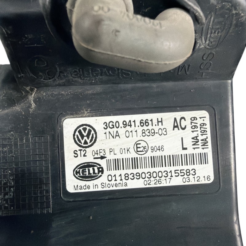 Proiector stanga / Volkswagen Passat B8 2017 / Caroserie, oglinzi si faruri