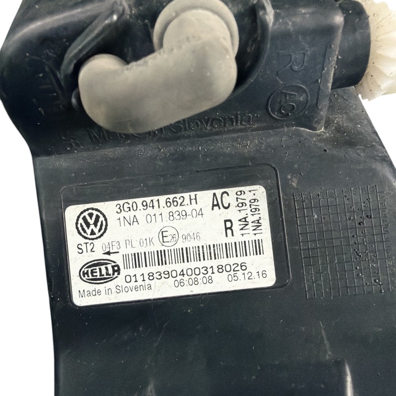 Proiector dreapta / Volkswagen Passat B8 2017 / Caroserie, oglinzi si faruri
