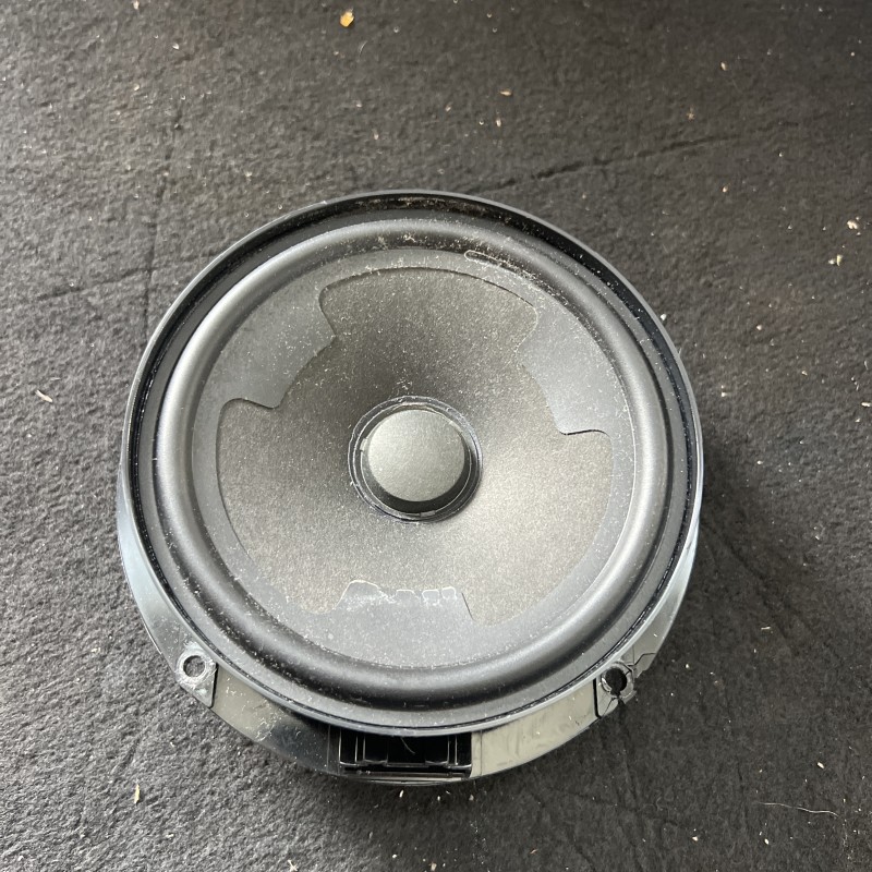 Boxa usa spate / Volkswagen Passat B8 2017 / Audio si electronice
