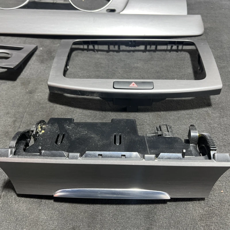 Ornament trim bord / Volkswagen Passat B7 2012 / Interior