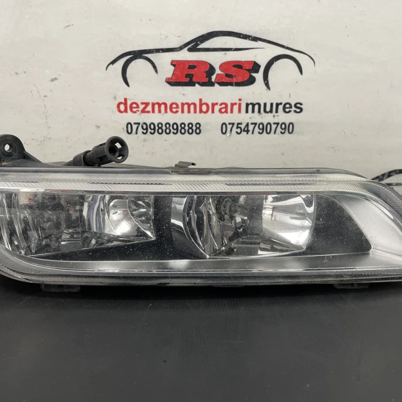 Proiector stanga / Volkswagen Passat B7 2012 / Caroserie, oglinzi si faruri