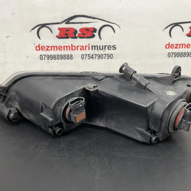 Proiector stanga / Volkswagen Passat B7 2012 / Caroserie, oglinzi si faruri