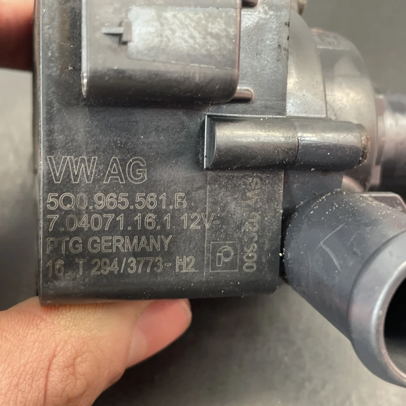 Pompa auxiliara recirculare apa / Audi A4 B8 2017 / Motor, racire si evacuare