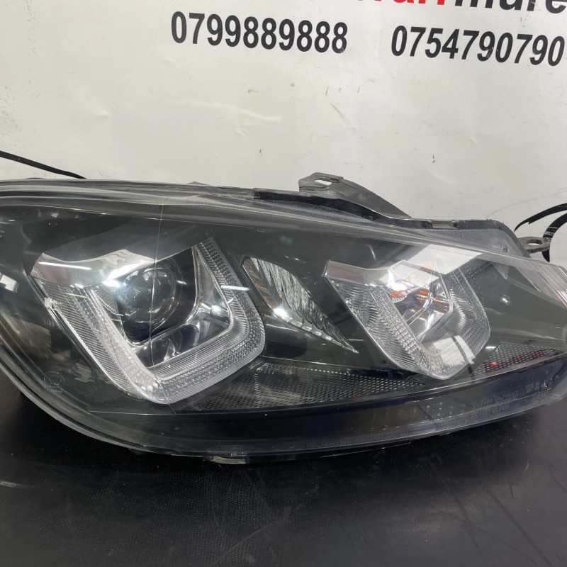 Far dreapta / Volkswagen Golf MK6 2011 / Caroserie, oglinzi si faruri