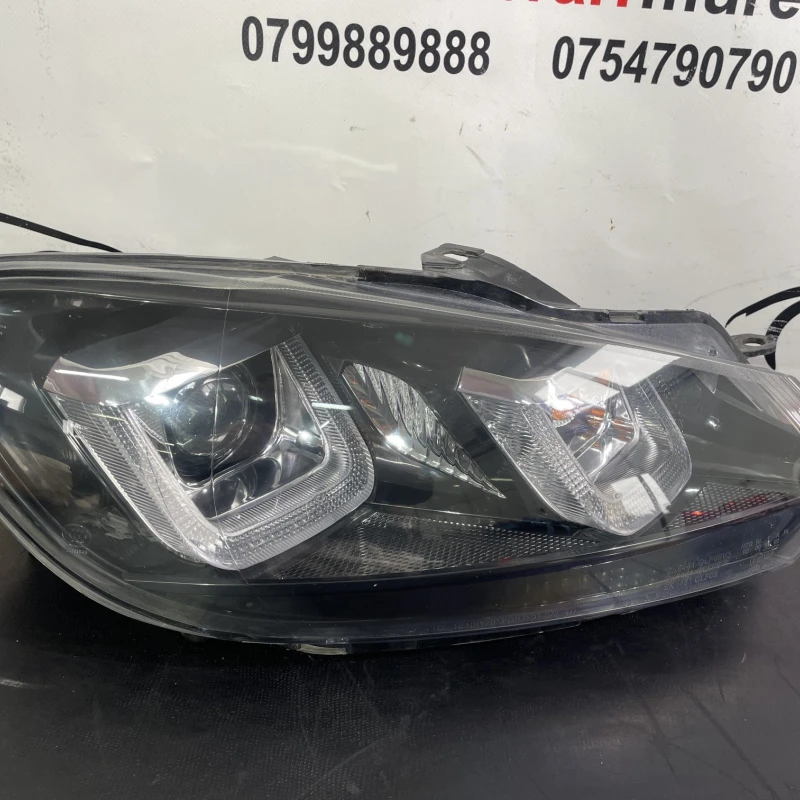 Far dreapta / Volkswagen Golf MK6 2011 / Caroserie, oglinzi si faruri