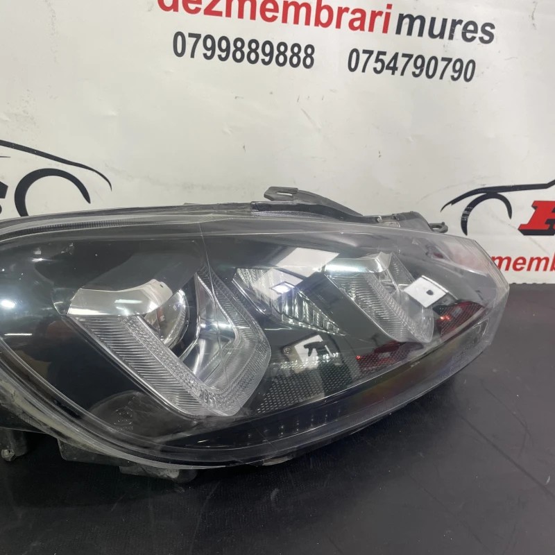 Far dreapta / Volkswagen Golf MK6 2011 / Caroserie, oglinzi si faruri