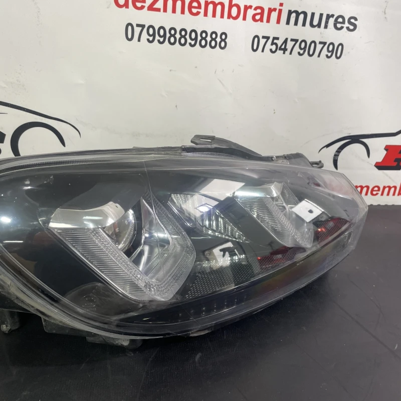 Far dreapta / Volkswagen Golf MK6 2011 / Caroserie, oglinzi si faruri