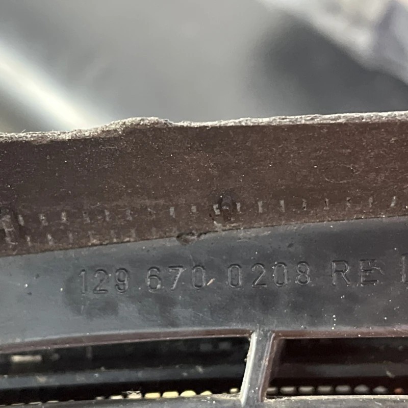 Grila stergatoare / Mercedes-Benz SL R129 1993 / Caroserie, oglinzi si faruri