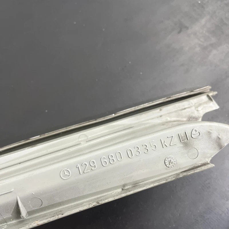 Prag ornament interior stanga / Mercedes-Benz SL R129 1993 / Interior