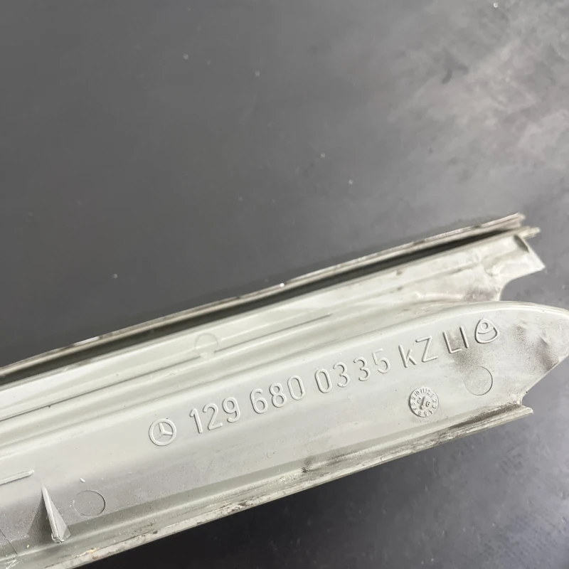 Prag ornament interior stanga / Mercedes-Benz SL R129 1992 / Interior