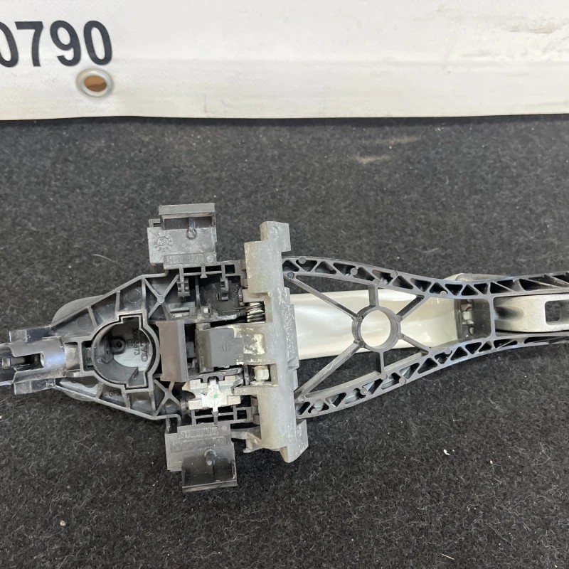 Maner usa dreapta fata / Volvo XC60 D5 2009 / Caroserie, oglinzi si faruri