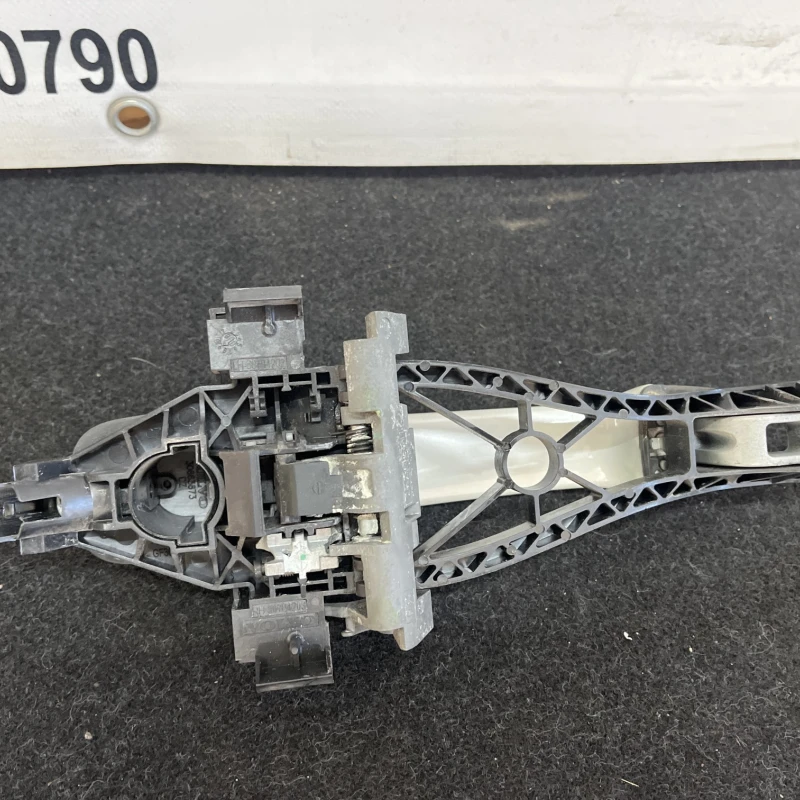 Maner usa dreapta fata / Volvo XC60 D5 2009 / Caroserie, oglinzi si faruri