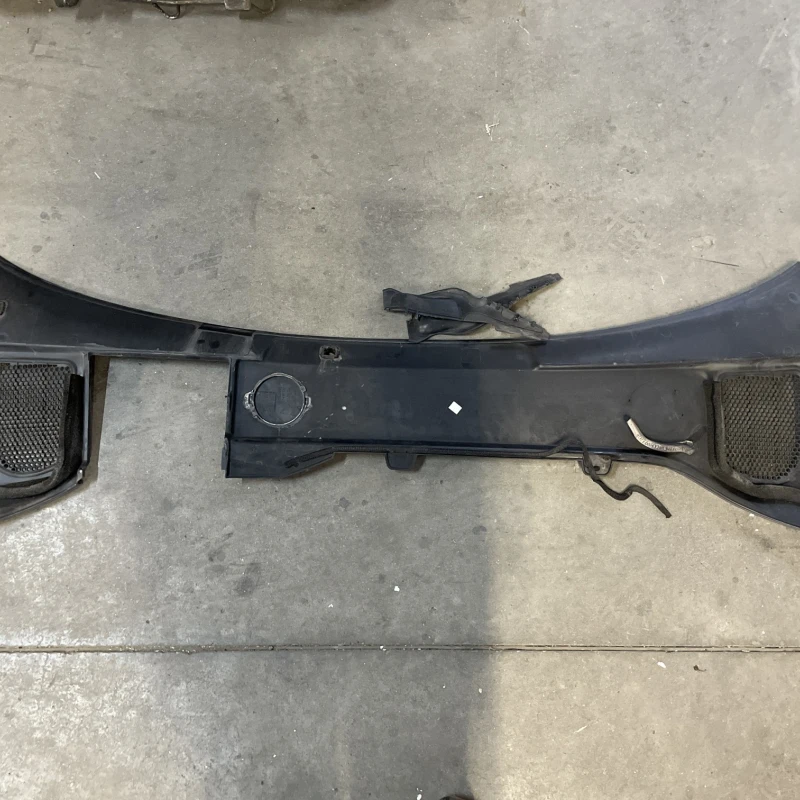 Grila stergatoare / Volvo XC60 D5 2009 / Caroserie, oglinzi si faruri
